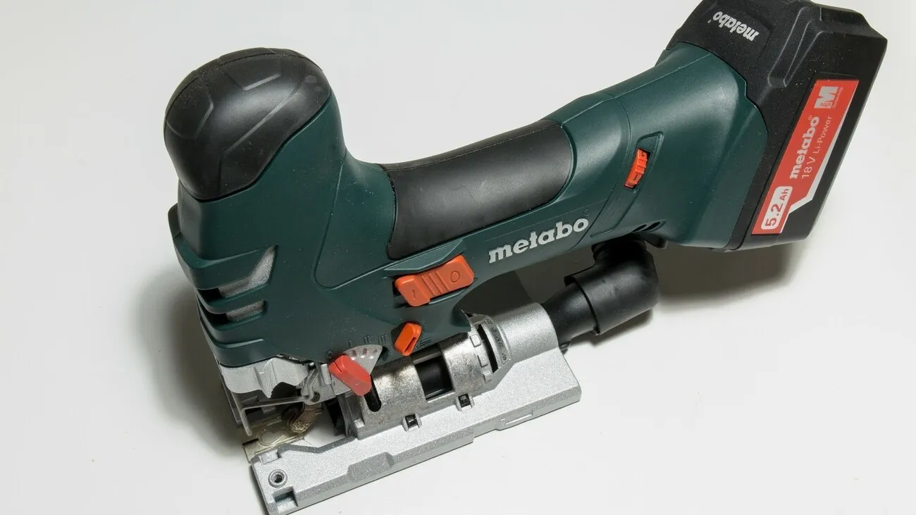 Die Metabo Stichsäge STA 18 LTX 140 liegt auf einer weißen Oberfläche.